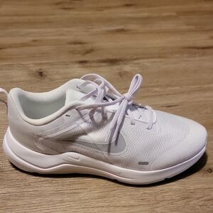 Nike Women's Light Gray Athletic Shoes